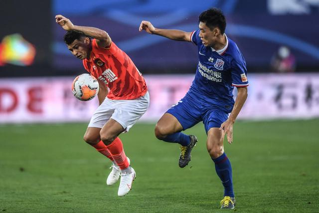 詹姆斯在媒体日轻松玩笑：你们都知道我是谁吧